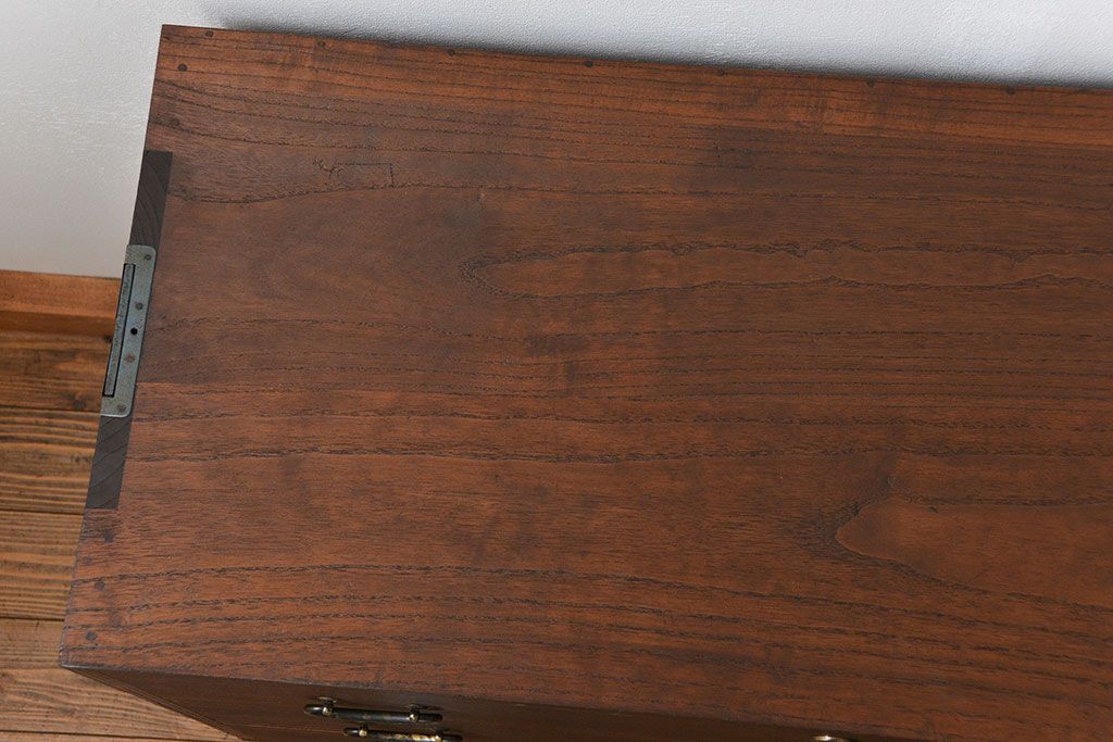 アンティーク家具　アンティーク 上質な造りの桐材鉄脚ローチェスト(1、桐箪笥、桐たんす) (ローボード、桐箪笥、桐たんす)