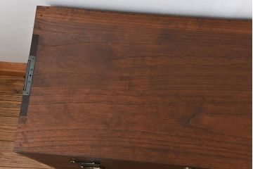 アンティーク家具　アンティーク 上質な造りの桐材鉄脚ローチェスト(1、桐箪笥、桐たんす) (ローボード、桐箪笥、桐たんす)