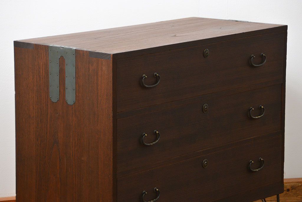 アンティーク家具　アンティーク 上質な造りの桐材鉄脚ローチェスト(1、桐箪笥、桐たんす) (ローボード、桐箪笥、桐たんす)