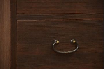 アンティーク家具　アンティーク 上質な造りの桐材鉄脚ローチェスト(1、桐箪笥、桐たんす) (ローボード、桐箪笥、桐たんす)