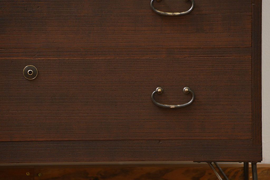 アンティーク家具　アンティーク 上質な造りの桐材鉄脚ローチェスト(1、桐箪笥、桐たんす) (ローボード、桐箪笥、桐たんす)