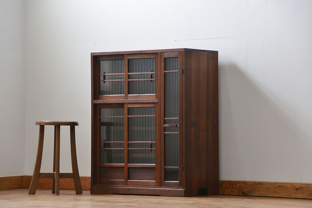 アンティーク家具　古民具・骨董 古い木の上質なモールガラス収納棚(下駄箱、食器棚)