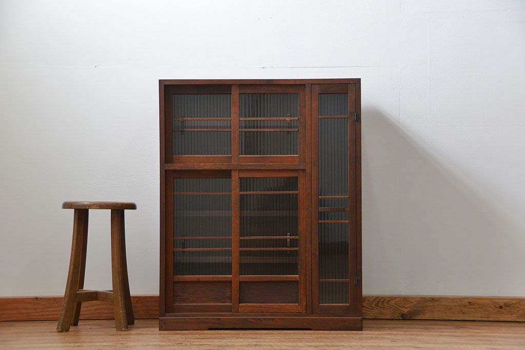 アンティーク家具　古民具・骨董 古い木の上質なモールガラス収納棚(下駄箱、食器棚)