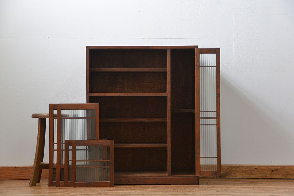 アンティーク家具　古民具・骨董 古い木の上質なモールガラス収納棚(下駄箱、食器棚)