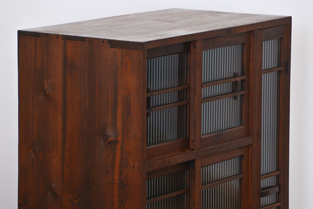 アンティーク家具　古民具・骨董 古い木の上質なモールガラス収納棚(下駄箱、食器棚)