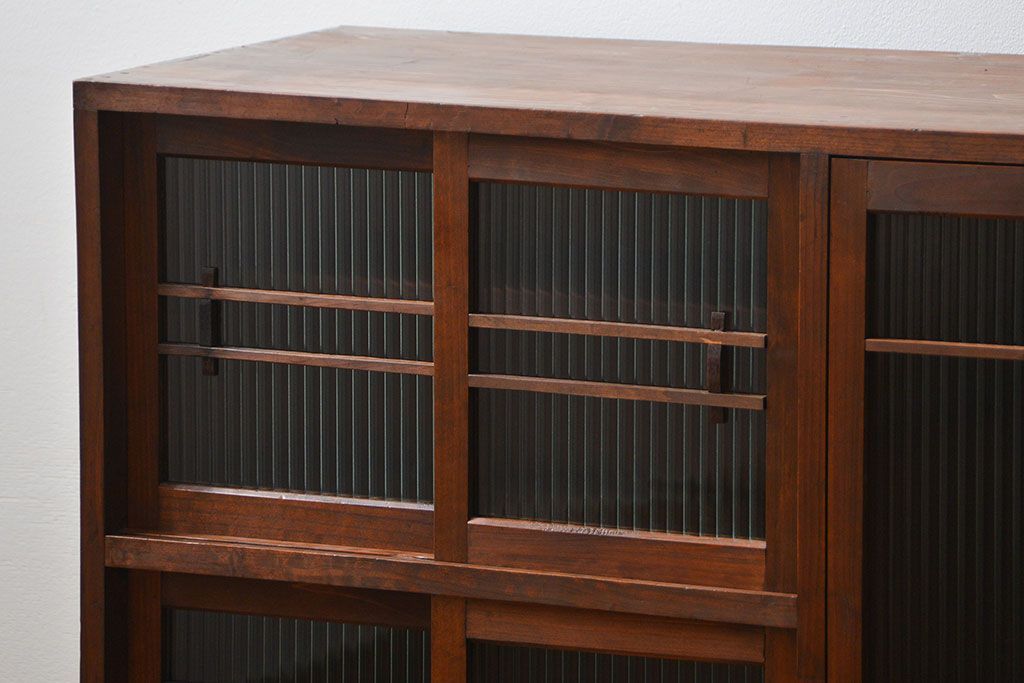 アンティーク家具　古民具・骨董 古い木の上質なモールガラス収納棚(下駄箱、食器棚)