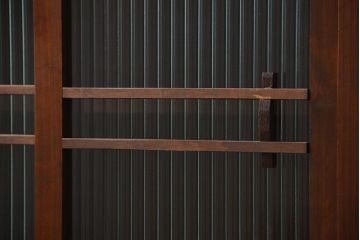 アンティーク家具　古民具・骨董 古い木の上質なモールガラス収納棚(下駄箱、食器棚)