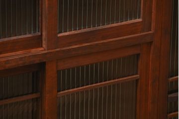 アンティーク家具　古民具・骨董 古い木の上質なモールガラス収納棚(下駄箱、食器棚)