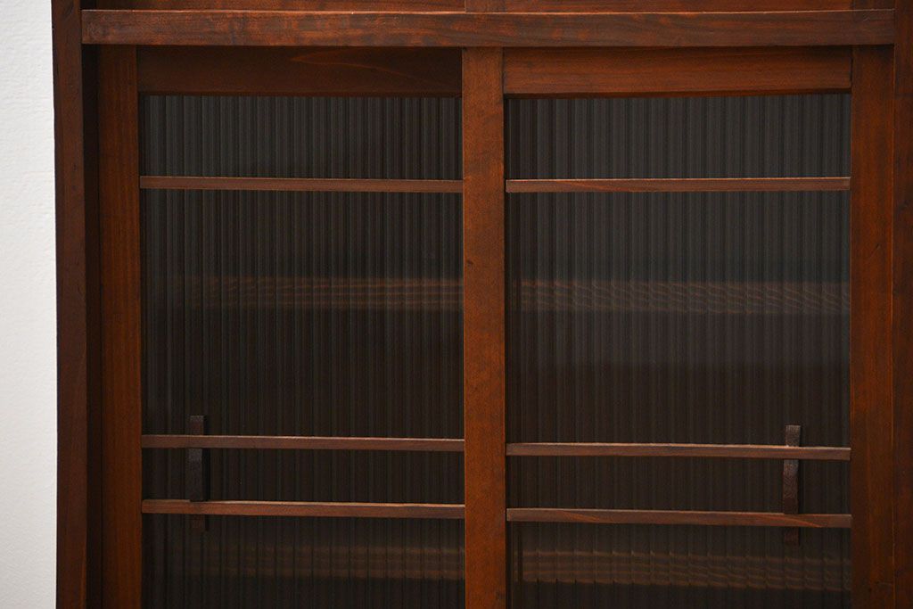 アンティーク家具　古民具・骨董 古い木の上質なモールガラス収納棚(下駄箱、食器棚)