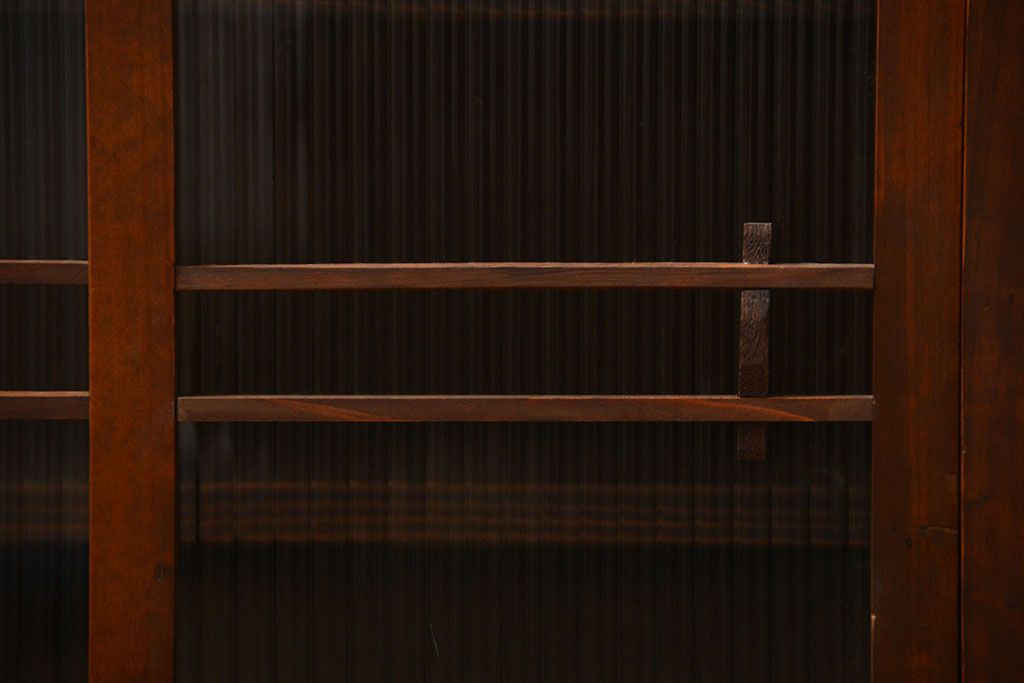 アンティーク家具　古民具・骨董 古い木の上質なモールガラス収納棚(下駄箱、食器棚)