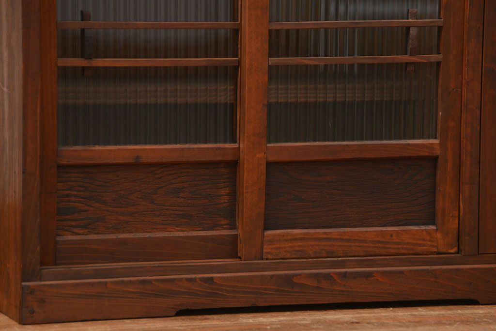 アンティーク家具　古民具・骨董 古い木の上質なモールガラス収納棚(下駄箱、食器棚)