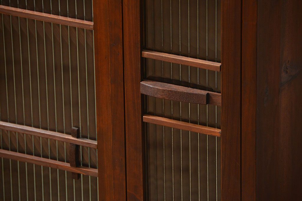 アンティーク家具　古民具・骨董 古い木の上質なモールガラス収納棚(下駄箱、食器棚)