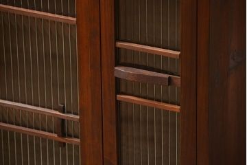 アンティーク家具　古民具・骨董 古い木の上質なモールガラス収納棚(下駄箱、食器棚)