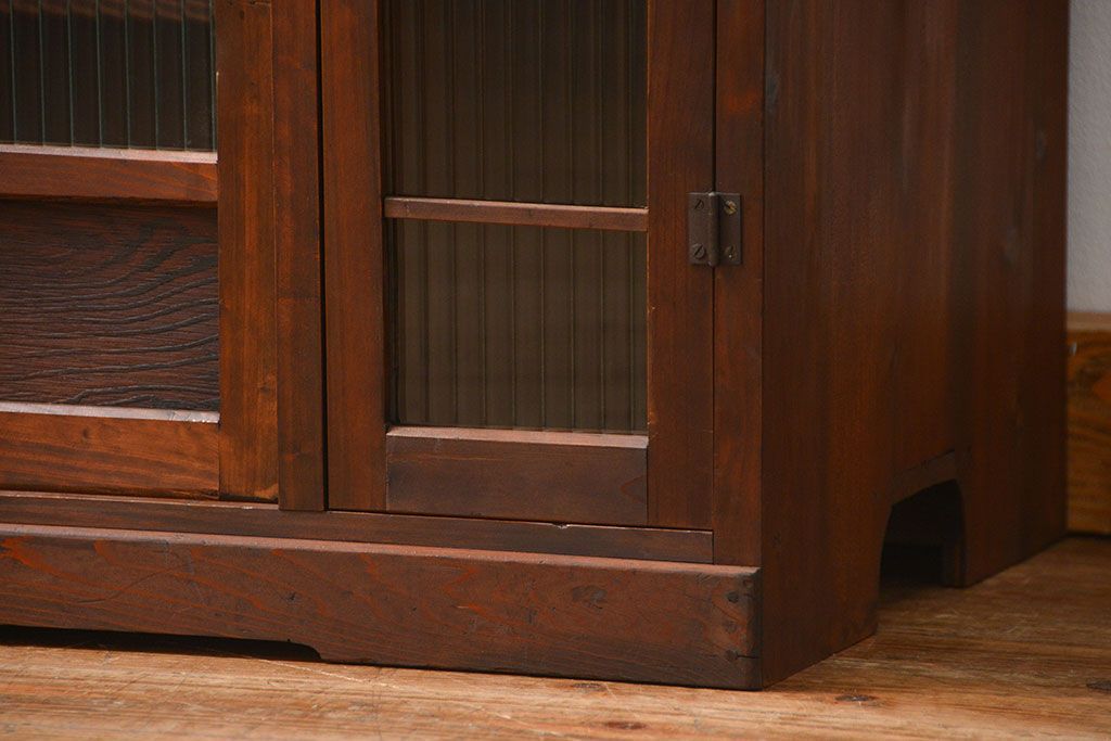 アンティーク家具　古民具・骨董 古い木の上質なモールガラス収納棚(下駄箱、食器棚)