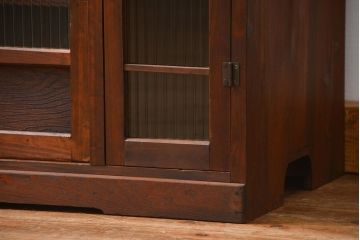 アンティーク家具　古民具・骨董 古い木の上質なモールガラス収納棚(下駄箱、食器棚)