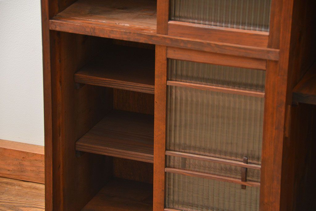 アンティーク家具　古民具・骨董 古い木の上質なモールガラス収納棚(下駄箱、食器棚)