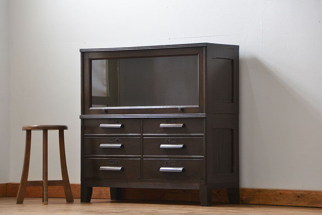 アンティーク家具　アンティーク スライド扉付きの脚付き引き出しスタッキング収納棚