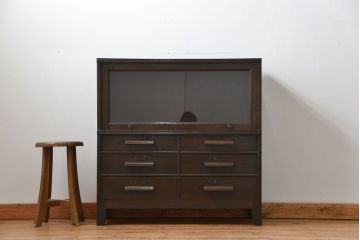 アンティーク家具　アンティーク スライド扉付きの脚付き引き出しスタッキング収納棚