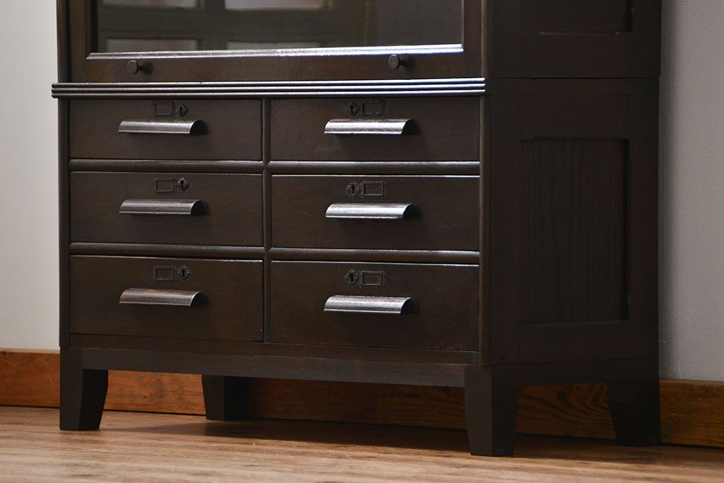 アンティーク家具　アンティーク スライド扉付きの脚付き引き出しスタッキング収納棚