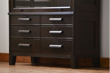 アンティーク家具　アンティーク スライド扉付きの脚付き引き出しスタッキング収納棚