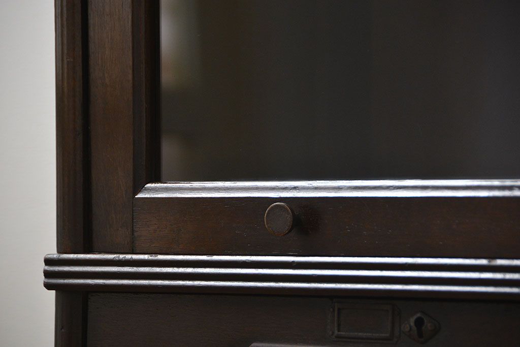 アンティーク家具　アンティーク スライド扉付きの脚付き引き出しスタッキング収納棚