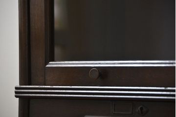 アンティーク家具　アンティーク スライド扉付きの脚付き引き出しスタッキング収納棚