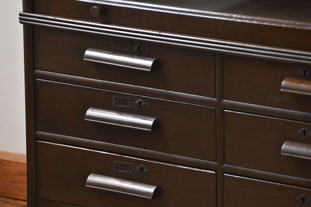 アンティーク家具　アンティーク スライド扉付きの脚付き引き出しスタッキング収納棚