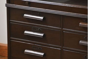 アンティーク家具　アンティーク スライド扉付きの脚付き引き出しスタッキング収納棚