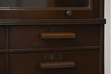 アンティーク家具　アンティーク スライド扉付きの脚付き引き出しスタッキング収納棚