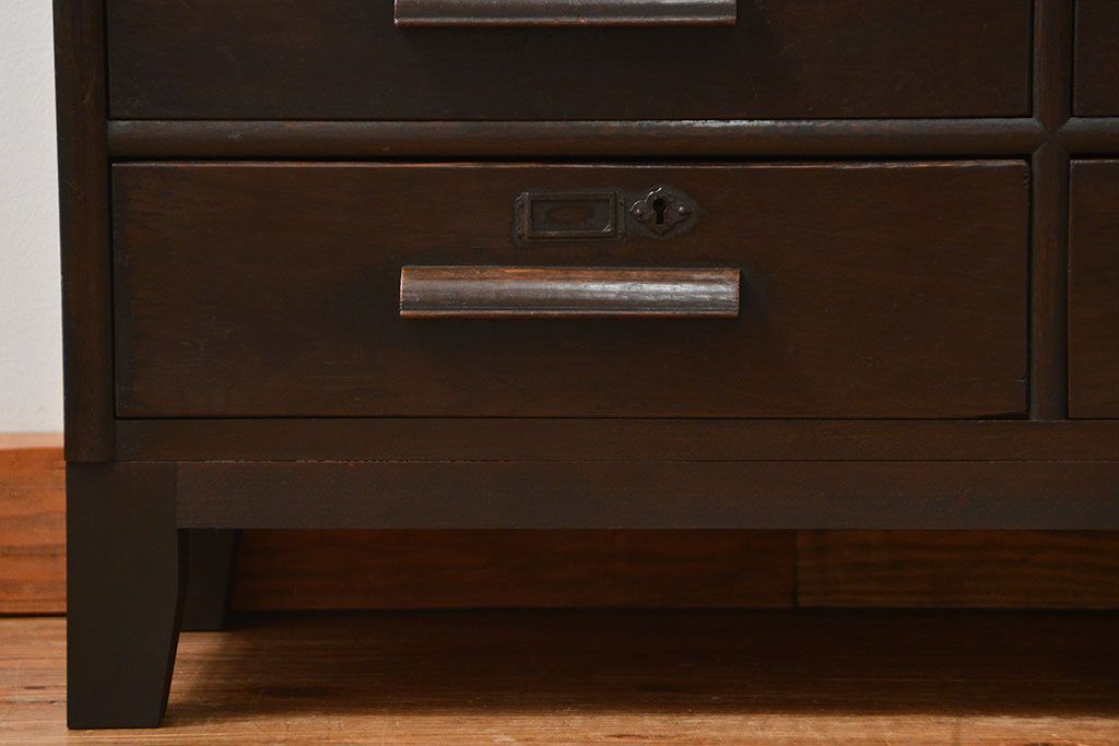 アンティーク家具　アンティーク スライド扉付きの脚付き引き出しスタッキング収納棚