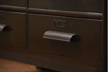 アンティーク家具　アンティーク スライド扉付きの脚付き引き出しスタッキング収納棚