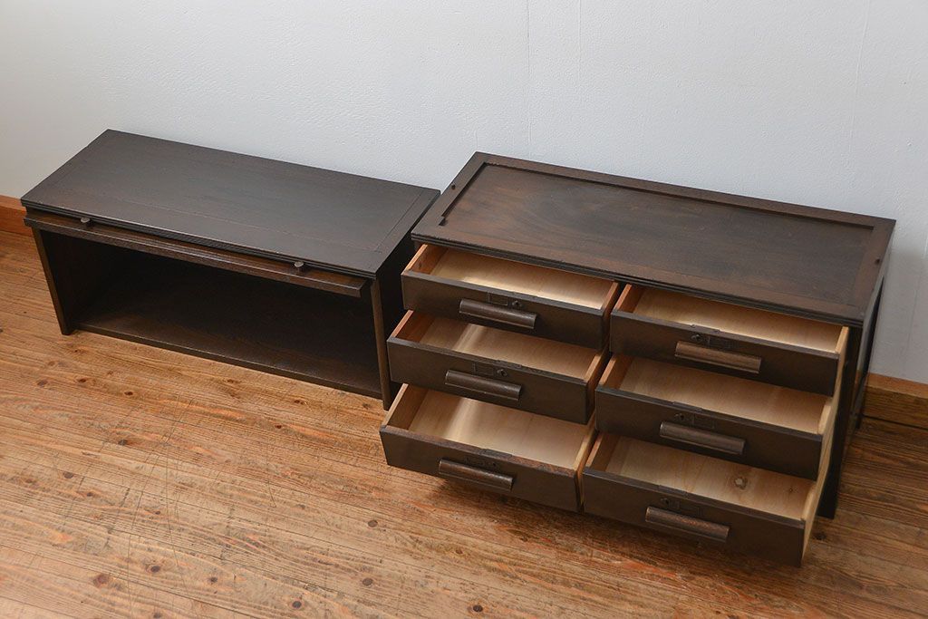 アンティーク家具　アンティーク スライド扉付きの脚付き引き出しスタッキング収納棚