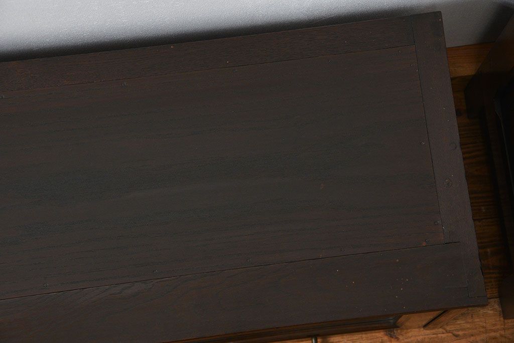 アンティーク家具　アンティーク スライド扉付きの脚付き引き出しスタッキング収納棚