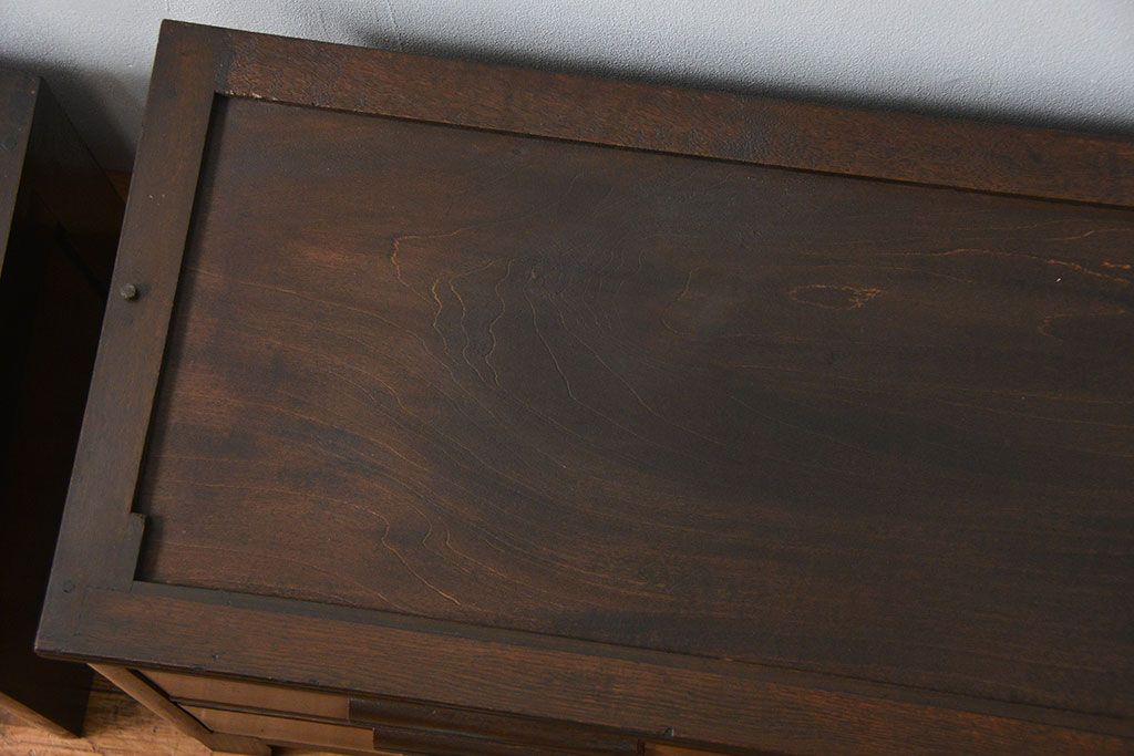 アンティーク家具　アンティーク スライド扉付きの脚付き引き出しスタッキング収納棚