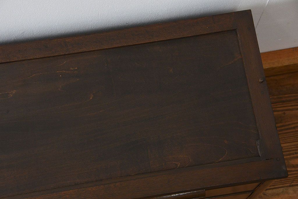 アンティーク家具　アンティーク スライド扉付きの脚付き引き出しスタッキング収納棚