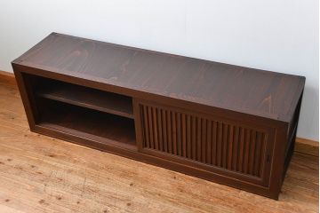 アンティーク家具　アンティーク 前面総欅材 縦桟引き戸の時代箪笥ローボード(水屋箪笥、テレビボード、テレビ台、キャビネット、収納棚)