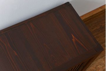 アンティーク家具　アンティーク 前面総欅材 縦桟引き戸の時代箪笥ローボード(水屋箪笥、テレビボード、テレビ台、キャビネット、収納棚)