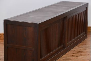 アンティーク家具　アンティーク 前面総欅材 縦桟引き戸の時代箪笥ローボード(水屋箪笥、テレビボード、テレビ台、キャビネット、収納棚)