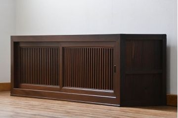 アンティーク家具　アンティーク 前面総欅材 縦桟引き戸の時代箪笥ローボード(水屋箪笥、テレビボード、テレビ台、キャビネット、収納棚)