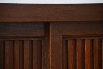 アンティーク家具　アンティーク 前面総欅材 縦桟引き戸の時代箪笥ローボード(水屋箪笥、テレビボード、テレビ台、キャビネット、収納棚)