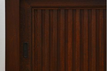 アンティーク家具　アンティーク 前面総欅材 縦桟引き戸の時代箪笥ローボード(水屋箪笥、テレビボード、テレビ台、キャビネット、収納棚)