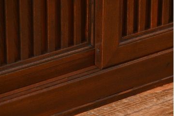 アンティーク家具　アンティーク 前面総欅材 縦桟引き戸の時代箪笥ローボード(水屋箪笥、テレビボード、テレビ台、キャビネット、収納棚)