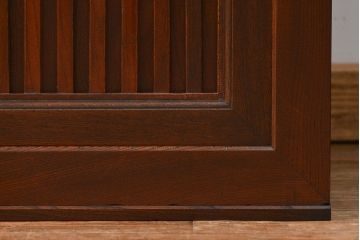 アンティーク家具　アンティーク 前面総欅材 縦桟引き戸の時代箪笥ローボード(水屋箪笥、テレビボード、テレビ台、キャビネット、収納棚)