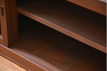 アンティーク家具　アンティーク 前面総欅材 縦桟引き戸の時代箪笥ローボード(水屋箪笥、テレビボード、テレビ台、キャビネット、収納棚)