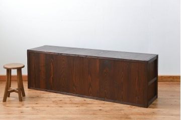 アンティーク家具　アンティーク 前面総欅材 縦桟引き戸の時代箪笥ローボード(水屋箪笥、テレビボード、テレビ台、キャビネット、収納棚)