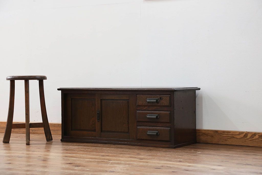 アンティーク家具　アンティーク 古い栓材の上質なローボード(テレビボード)