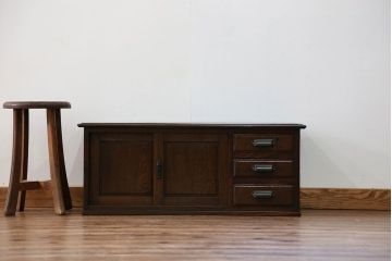 アンティーク家具　アンティーク 古い栓材の上質なローボード(テレビボード)