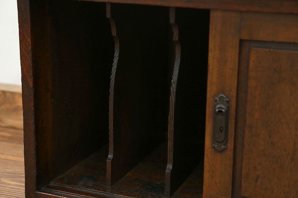 アンティーク家具　アンティーク 古い栓材の上質なローボード(テレビボード)