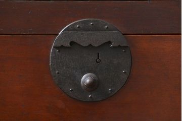 アンティーク家具　古民具・骨董 分厚い金具の美濃帳場箪笥