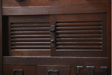 アンティーク家具　古民具・骨董 分厚い金具の美濃帳場箪笥